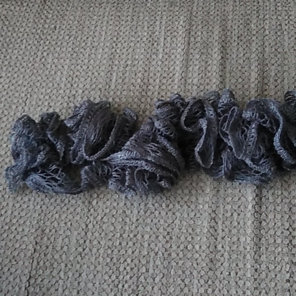Gray ruffle scarf